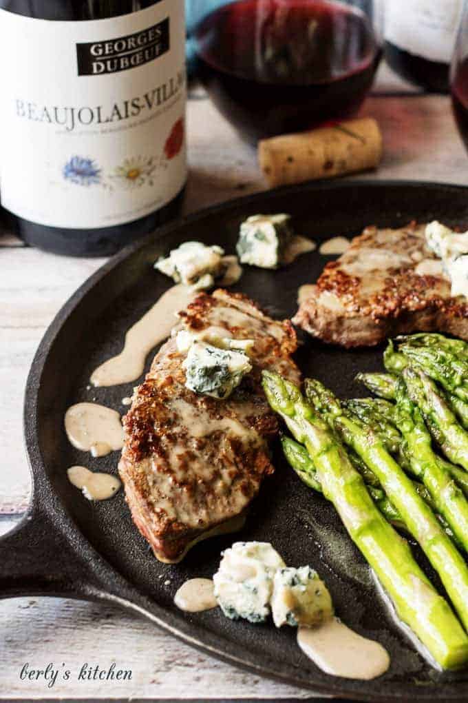 Grilled steak and asparagus on cast iron.