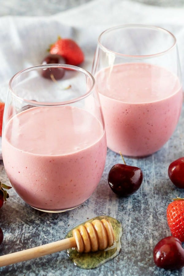 A large photo of the finished berry smoothies in small glasses ready to be served.