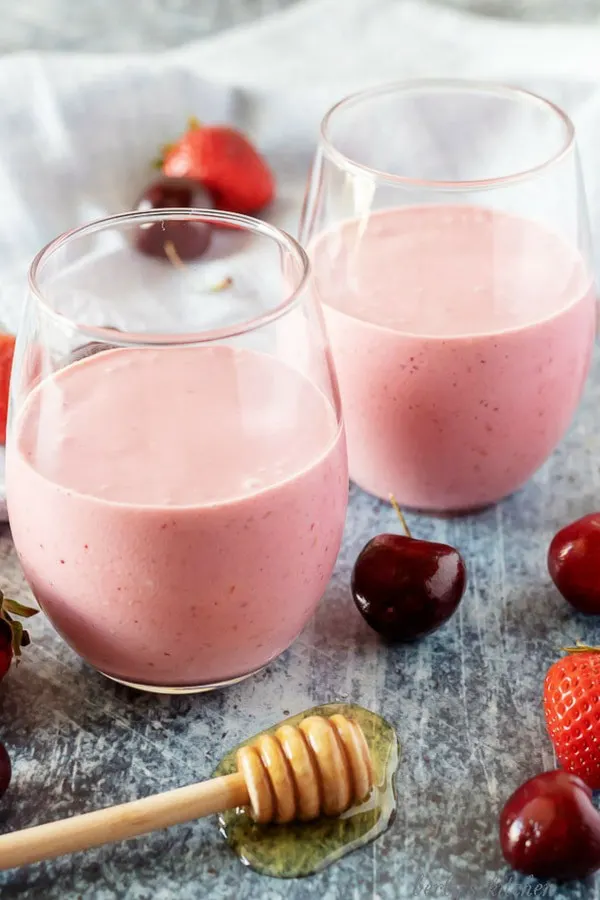 A large photo of the finished berry smoothies in small glasses ready to be served.