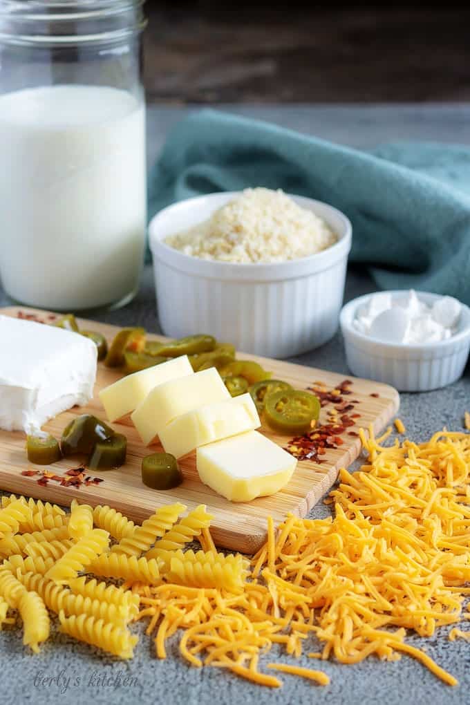 The baked mac and cheese ingredients likes cheddar cheese, jalapenos, and pasta.