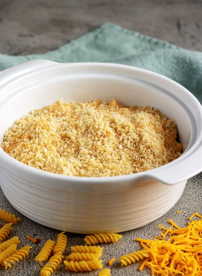 The baked macaroni and cheese has been mixed and topped with breadcrumbs just before the baking process.