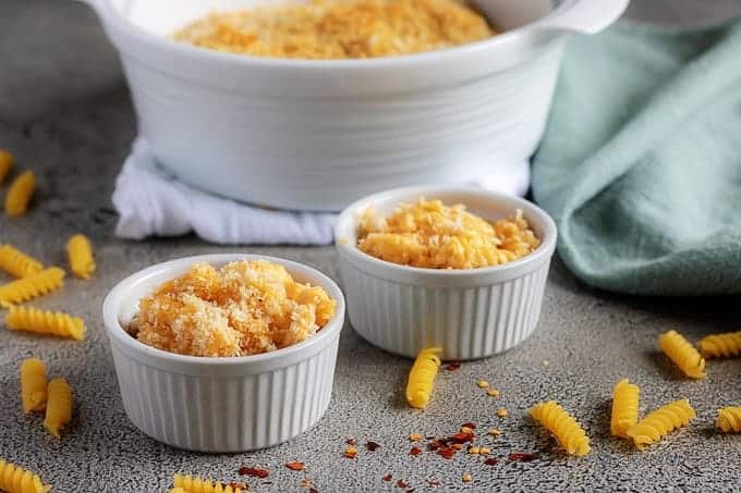 The finished baked macaroni and cheese served in white ramekins, topped with panko breadcrumbs.