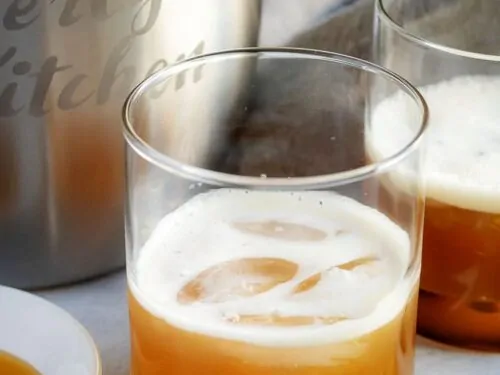 A large photo of the finished gold rush cocktail, served in a cocktail glass with ice.