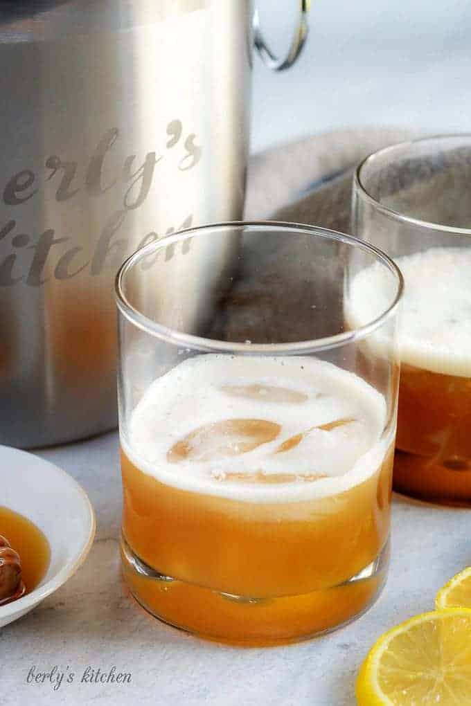 A large photo of the finished gold rush cocktail, served in a cocktail glass with ice.