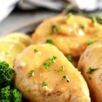A duplicate photo showing the lemon chicken garnished with fresh parsley.