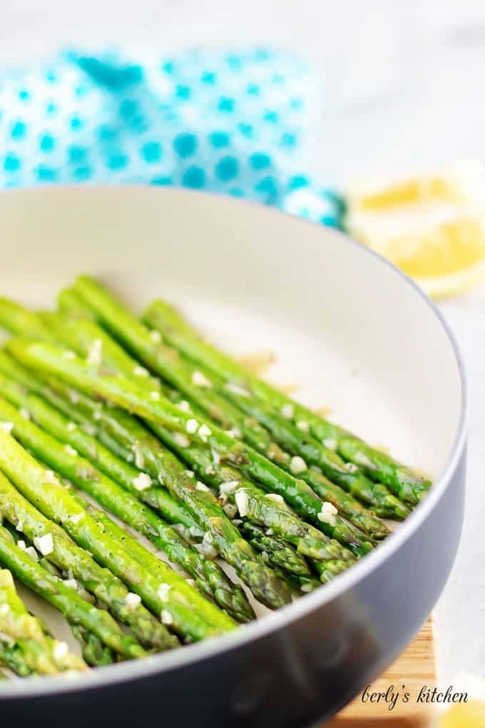 The asparagus is almost done, so garlic has been added to cook.