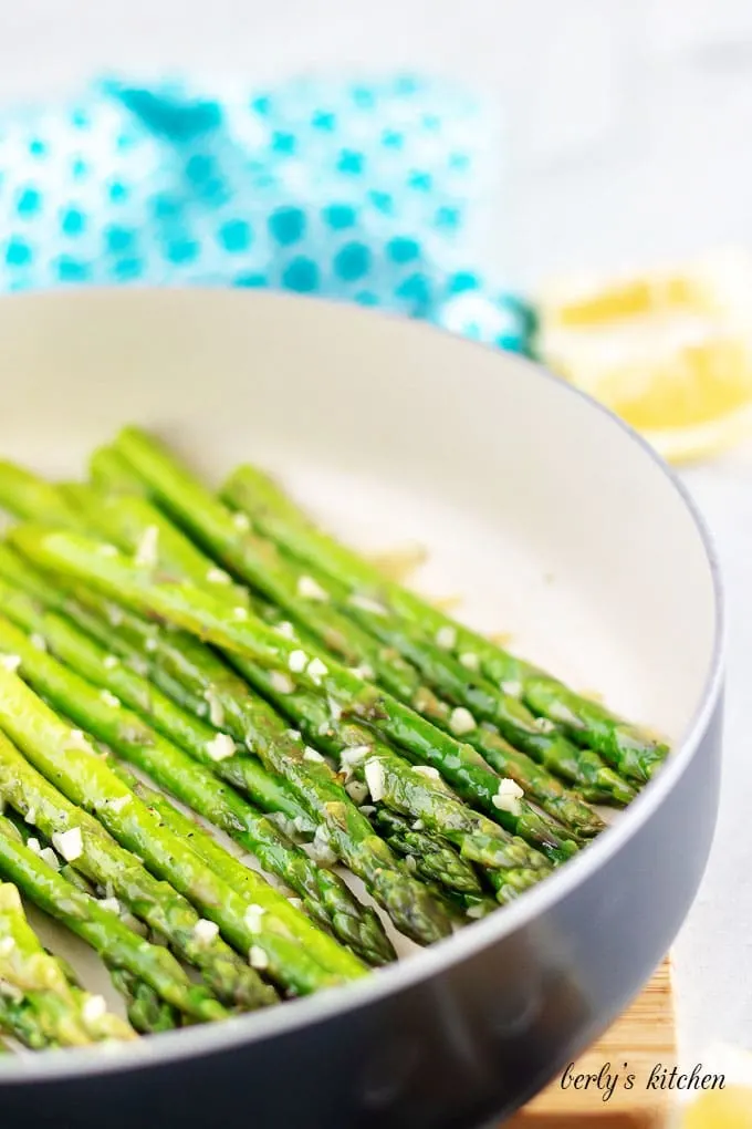 The asparagus is almost done, so garlic has been added to cook.