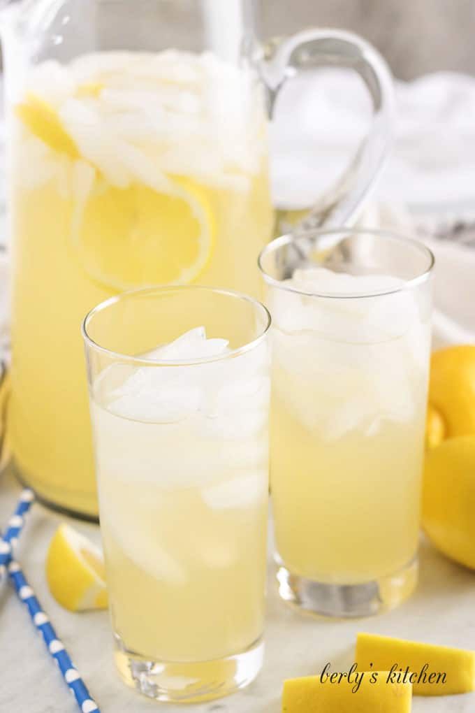 The final photo showing the two glasses of instant pot lemonade.