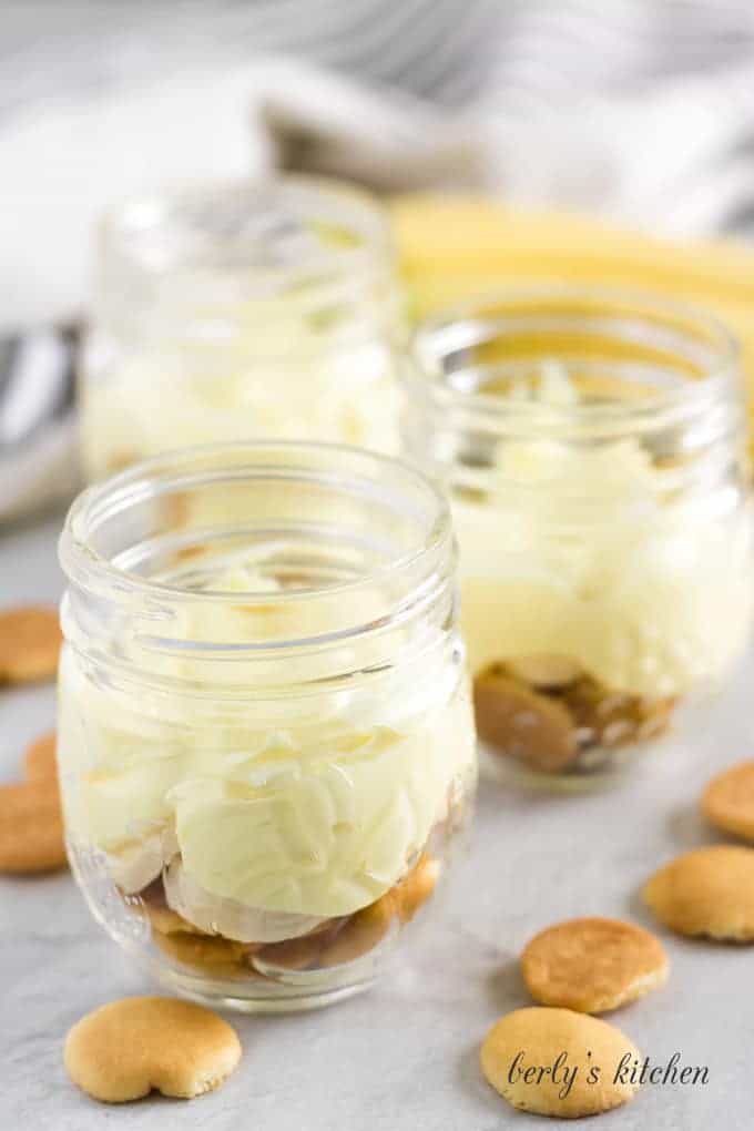 A layer of pudding has been added on top of the wafers.