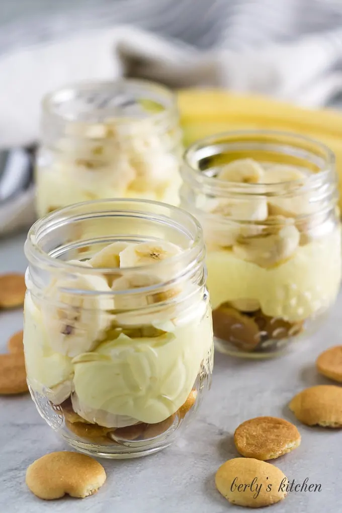 More fresh banana slices have been put into the jar.