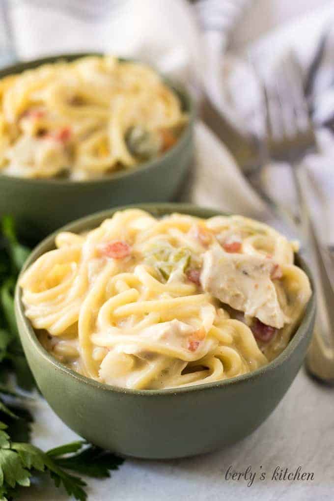 The pressure cooker chicken spaghetti served in small green bowls.