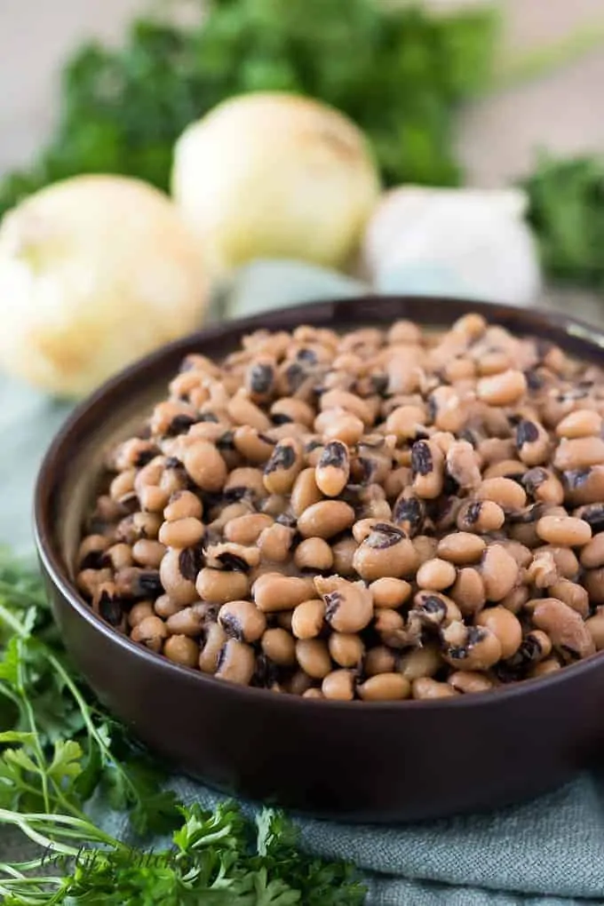 The Instant Pot black eyed peas served in a bowl.