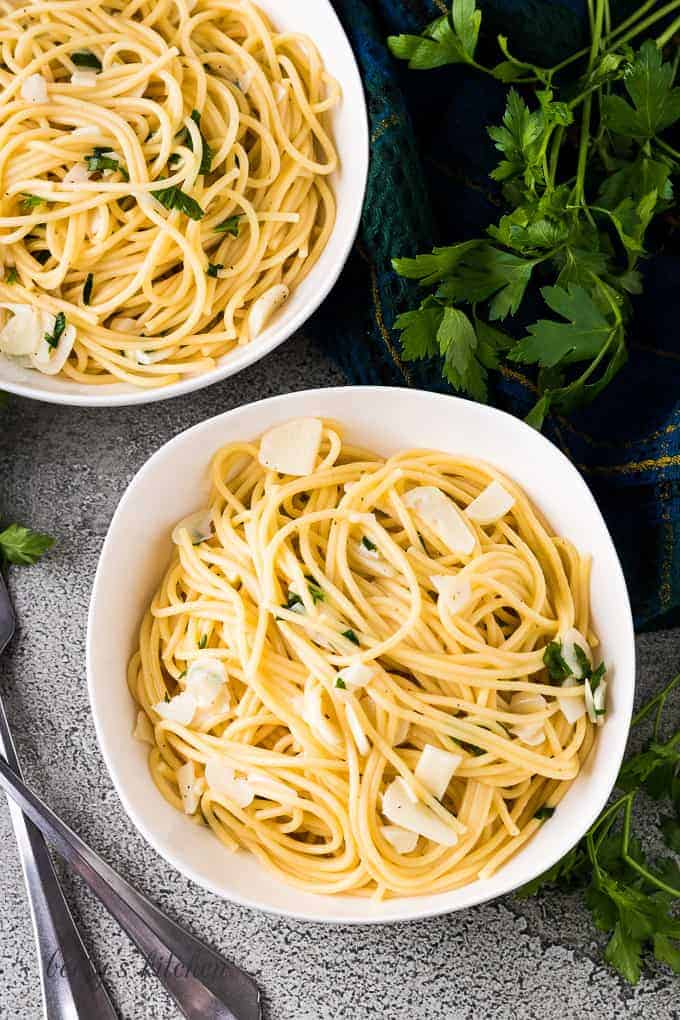 An aerial view showing two bowls of the finished pasta.