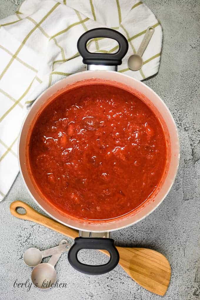 The finished strawberry jam in the pot.