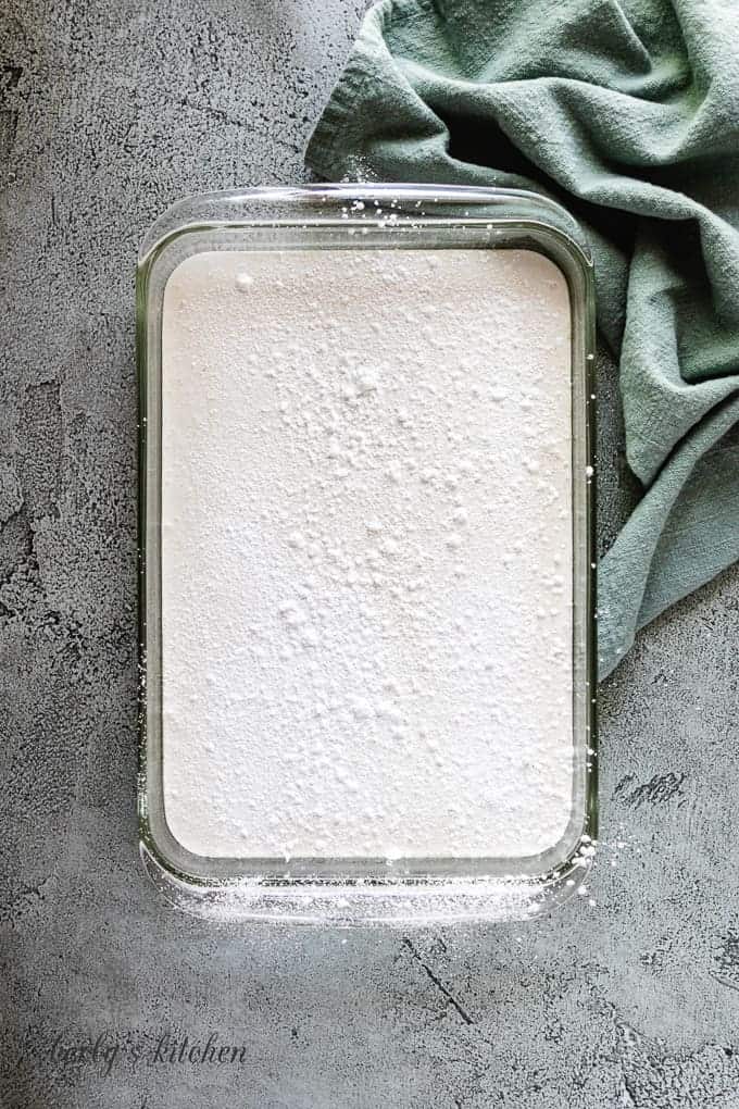 The simple marshmallows have been sprinkled with powdered sugar.
