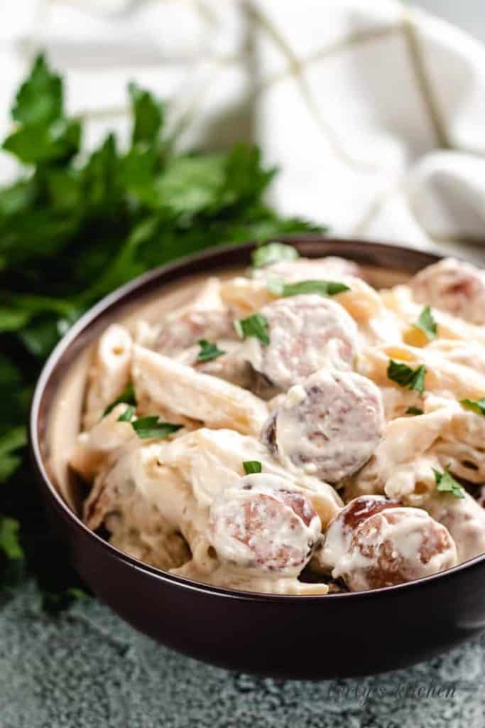 The creamy one-pot pasta served in a brown bowl.