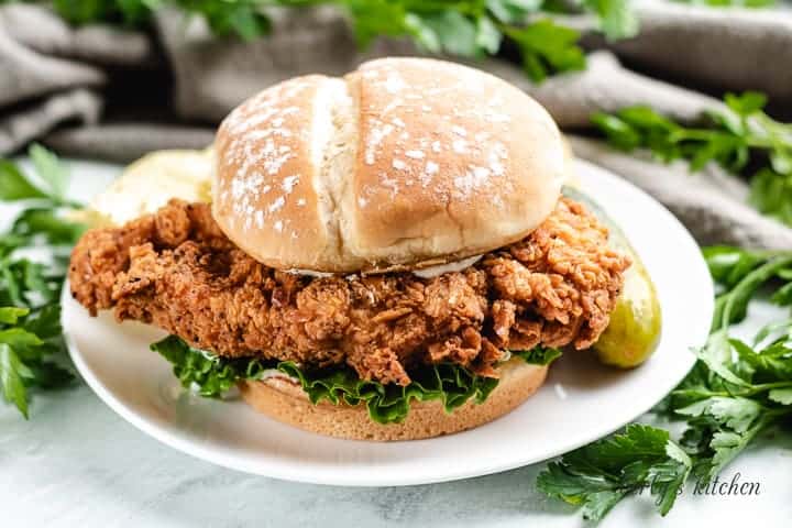 Hamburger ekmeği üzerine baharatlı tavuklu sandviç.