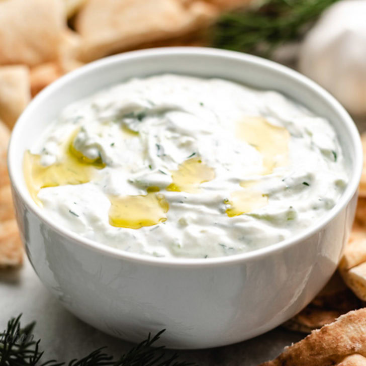 The finished tzatziki sauce served with pita chips.
