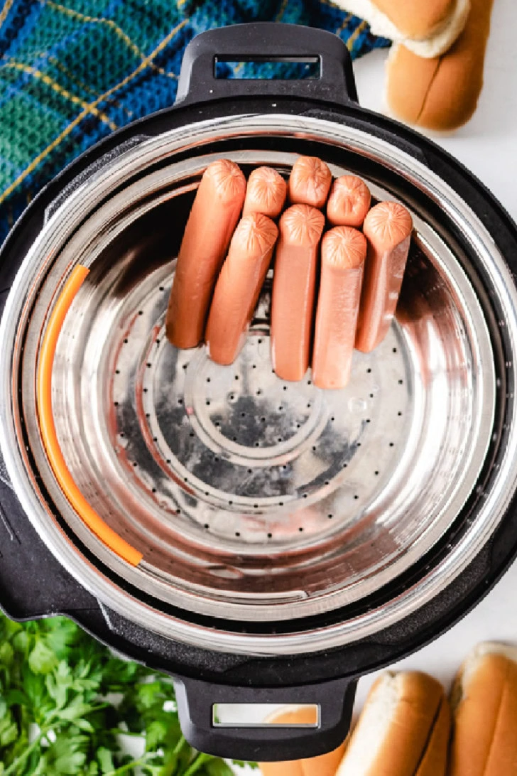 An aerial view of the sausages in the pressure cooker.