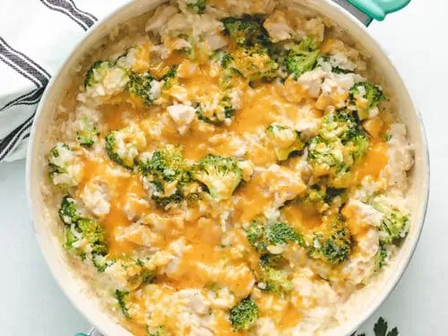 Cheesy chicken rice and broccoli in one pot.