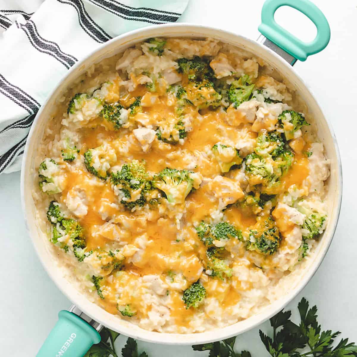 Cheesy chicken rice and broccoli in one pot.