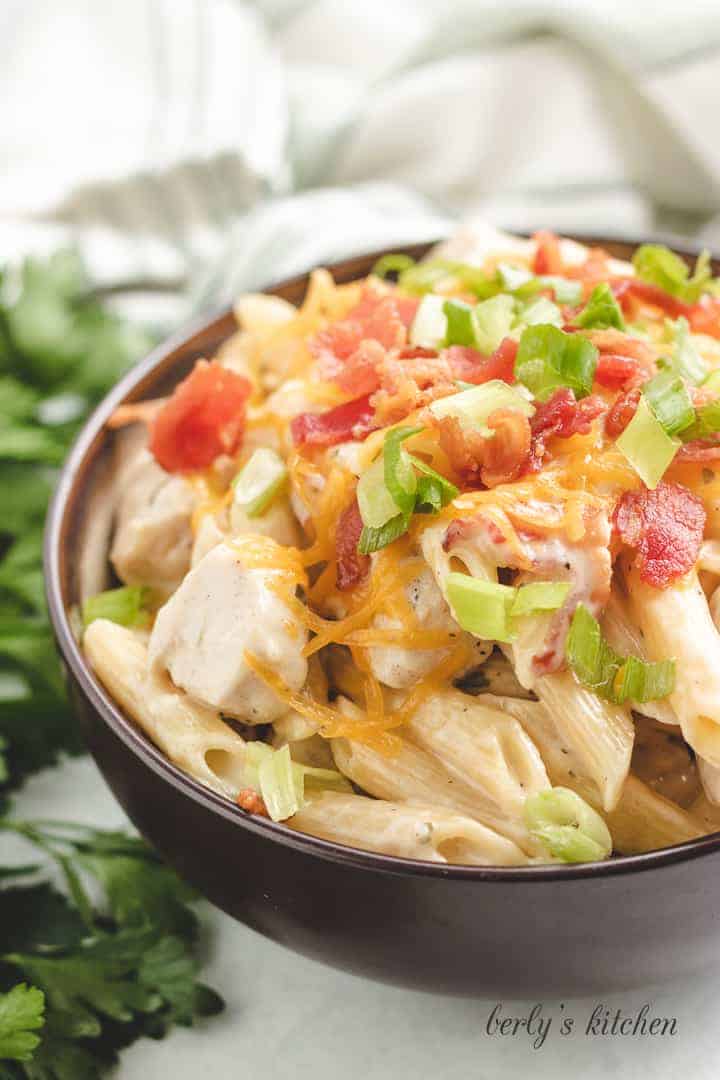 Brown bowl with chicken pasta.