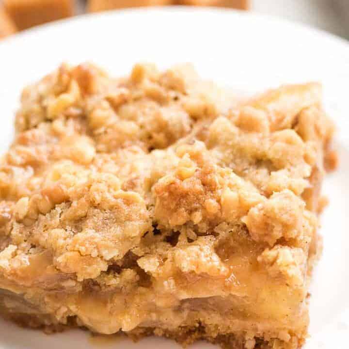 A single apple crumble bar on a plate.
