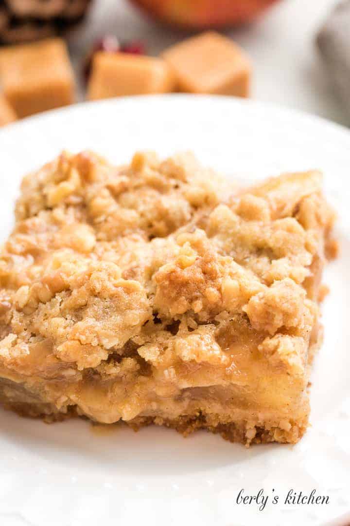A single apple crumble bar on a plate.