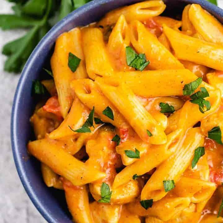 An aerial photo of the cheesy pasta in a bowl.