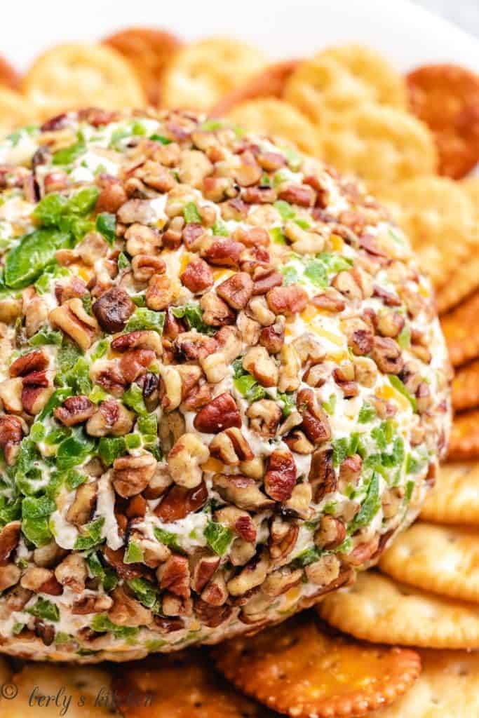 The appetizer being served with buttery crackers.