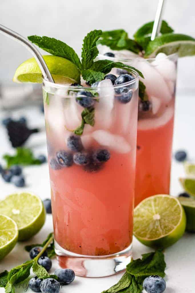 The finished blueberry cocktails in garnished glasses.