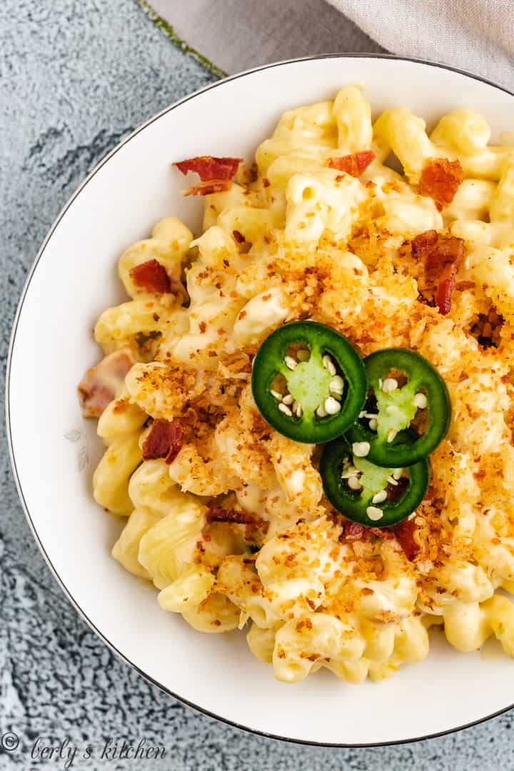 Top down view of bacon jalapeno macaroni and cheese.