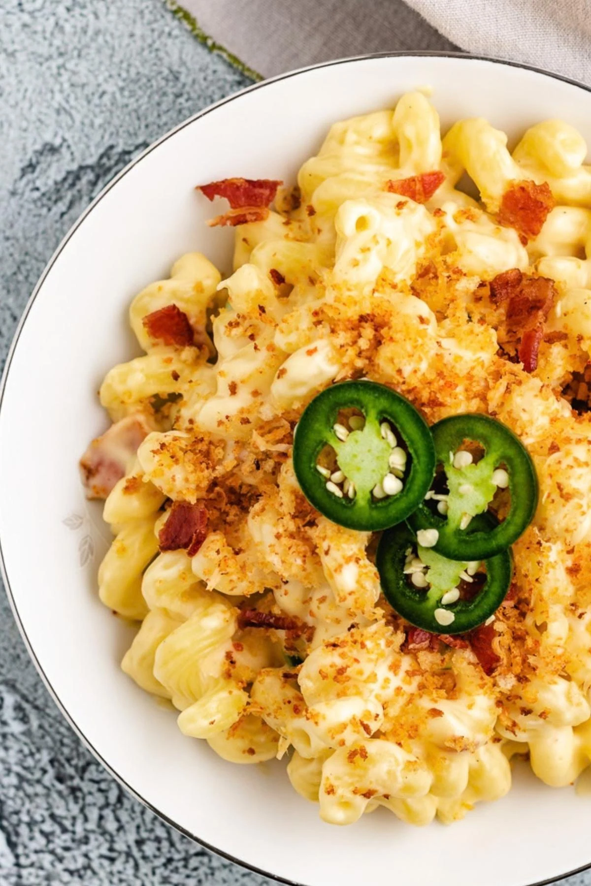 Top down view of bacon jalapeno macaroni and cheese.