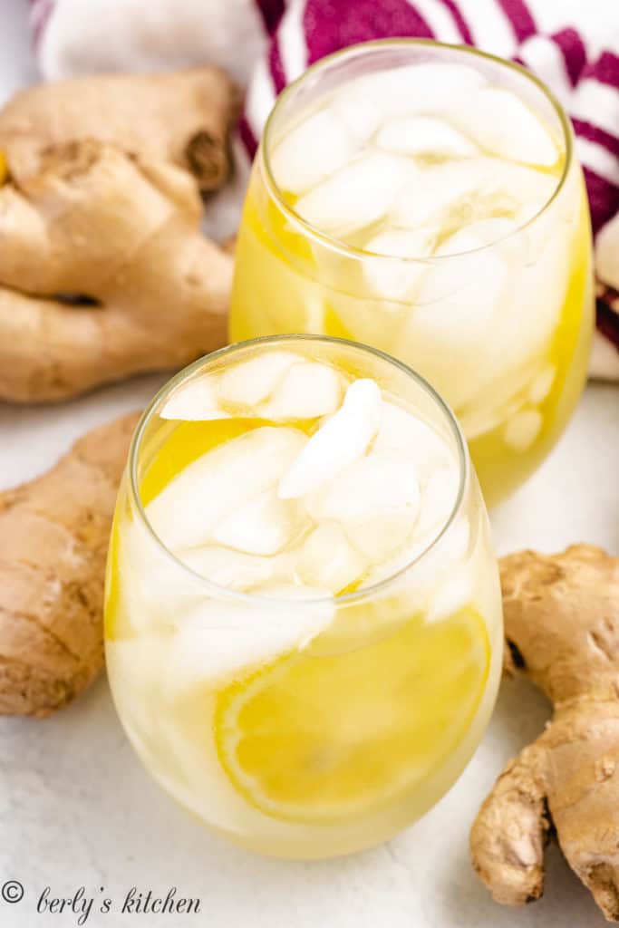 Ginger lemonade with ice and lemon slices.