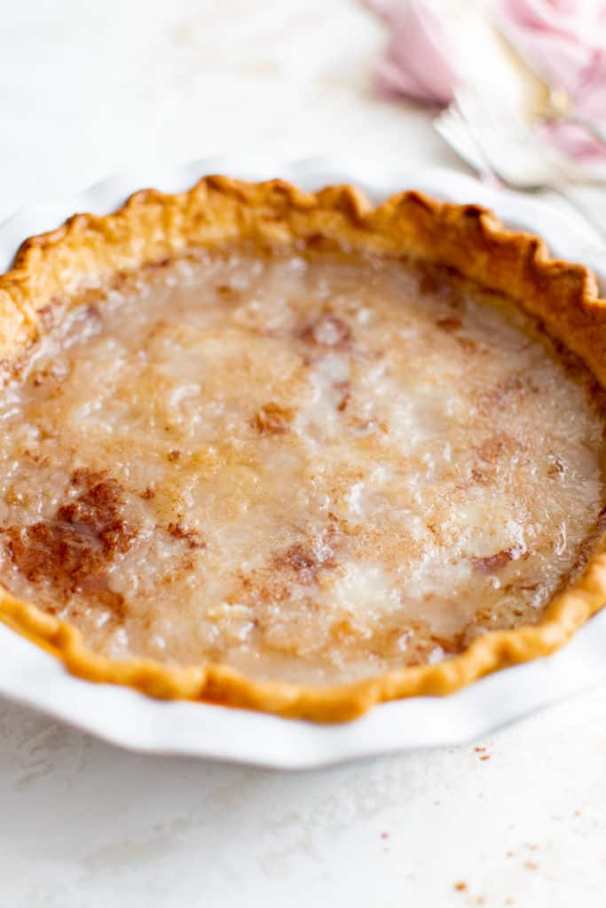 Freshly baked water pie in a dish.