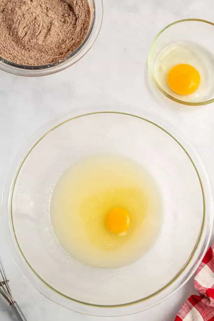 Egg on top of oil mixed with sugar.
