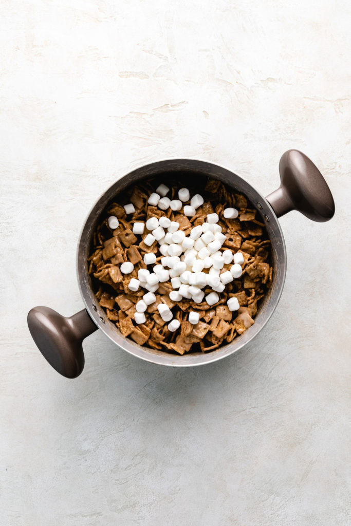 Mini marshmallows on top of cereal bars.