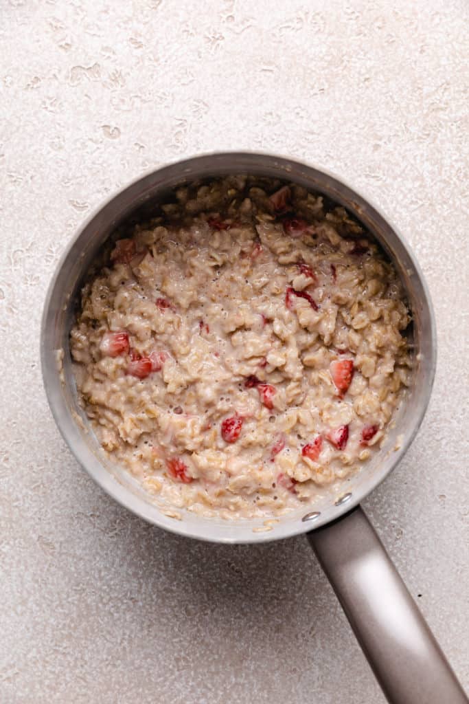 Oatmeal and strawberries in a saucepan.