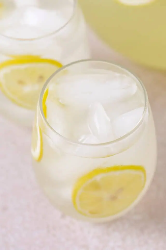 Lemonade tequila cocktail with ice and lemons.