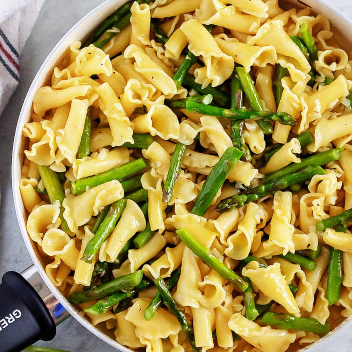 Garlic asparagus pasta