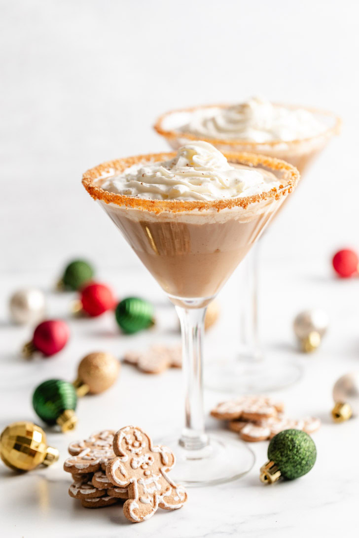 Gingerbread Martini Holiday-themed gingerbread martinis with ornaments and cookies.