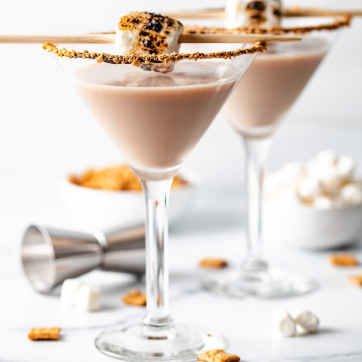 Side view of a s'mores martini.