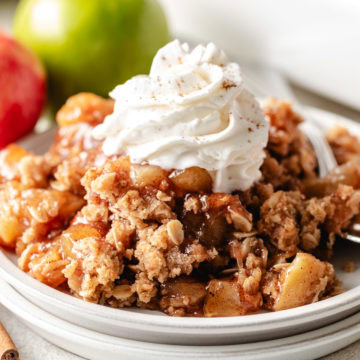 Side view of a plate of apple crisp.