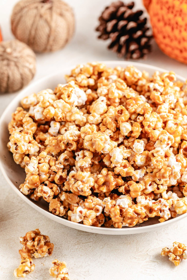Caramel corn in a gray bowl.