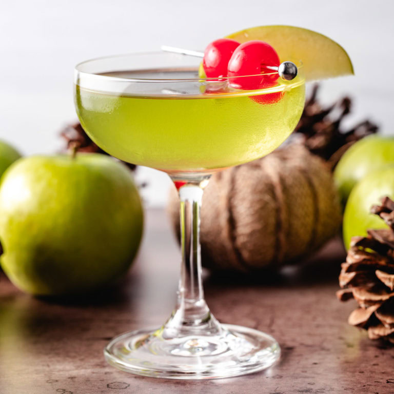 Appletini with an apple slice.