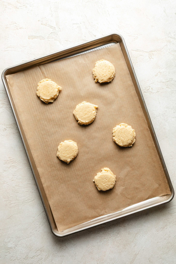 Baking tray with unbaked cookie dough.