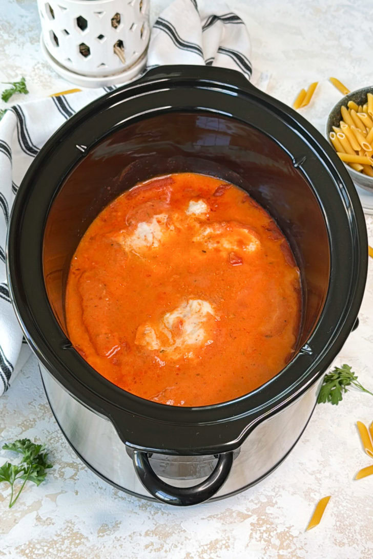 Chicken in marinara sauce in crockpot.