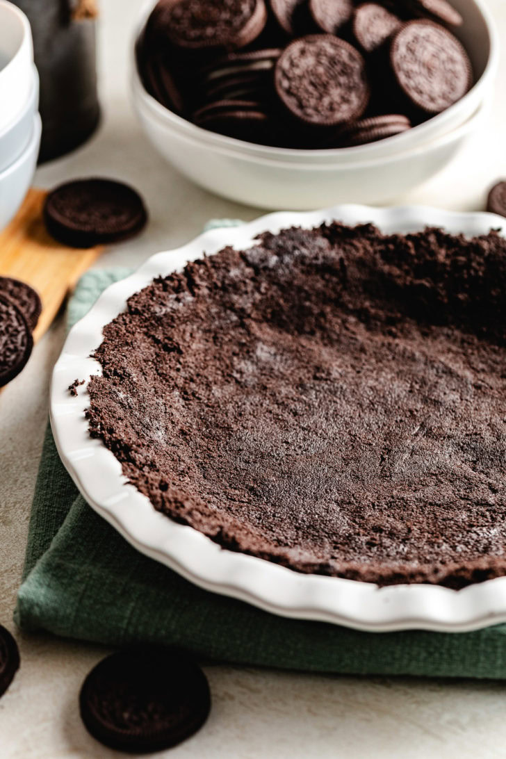 Oreo pie crust in a pie plate.