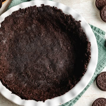 Oreo pie crust in a white pie plate.
