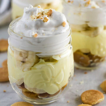 Banana pudding in a mason jar.